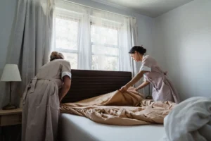Equipo de housekeeping en un hotel de Tampa